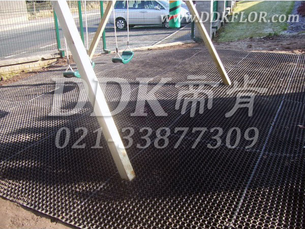 小區秋千地面安全防滑防護_黑色樣板圖片,帝肯(DDK)_400_222效果圖 小區秋千地面安全防滑防護_黑色樣板圖片,帝肯(DDK)_400_222效果圖,草坪保護墊,室外地膠,幼兒園室外地墊,幼兒園室外地膠,室外地毯,戶外網狀橡膠墊,戶外地膠,戶外地毯,戶外防滑墊,幼兒園地面防滑墊,幼兒園戶外地墊,幼兒園戶外地板
