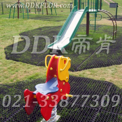 兒童滑梯游戲區草坪地面安全防護_黑色鋪裝樣板圖片,帝肯(DDK)_400_222效果圖 兒童滑梯游戲區草坪地面安全防護_黑色鋪裝樣板圖片,帝肯(DDK)_400_222效果圖,草坪保護墊,室外地膠,幼兒園室外地墊,幼兒園室外地膠,室外地毯,戶外網狀橡膠墊,戶外地膠,戶外地毯,戶外防滑墊,幼兒園地面防滑墊,幼兒園戶外地墊,幼兒園戶外地板,室外地墊