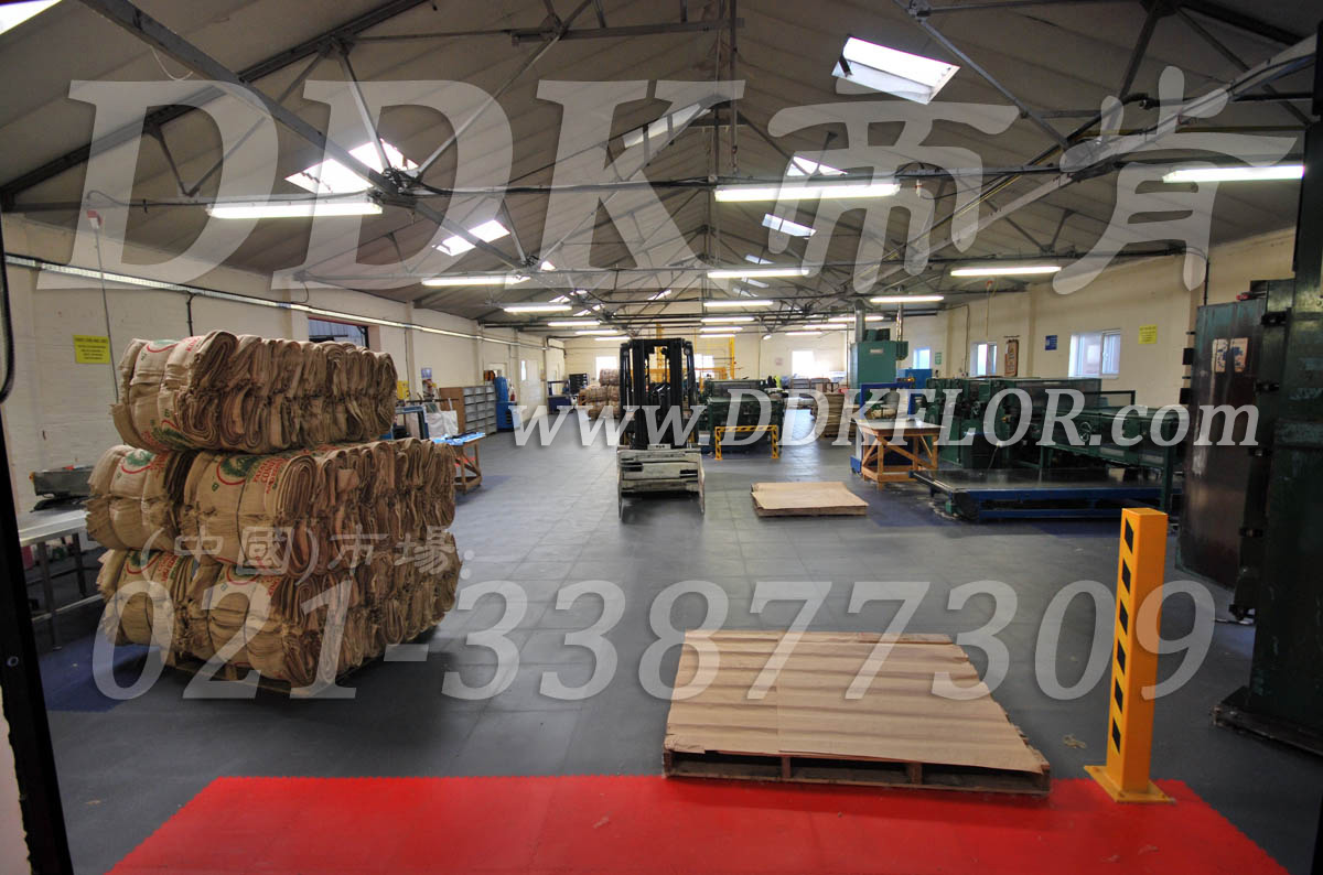 灰+紅_廠房倉庫地面耐磨材料鋪裝樣板圖片,帝肯(DDK)_2000_9979(工業廠房車間地面材料)效果圖 灰+紅_廠房倉庫地面耐磨材料鋪裝樣板圖片,帝肯(DDK)_2000_9979(工業廠房車間地面材料)效果圖,PVC拼接地墊,塑料拼接地板,塑料拼裝地板,拼裝地墊,拼接式防滑墊,拼接地板,拼裝地板,拼裝地膠,組合式地墊,工業地墊,工業地板,工業地板磚,工業地板膠,工業地板革,工業地毯,工業地磚,工業pvc地板 ,工業地膠,工業塑膠地板,工業橡膠地板,工業耐油地墊,工業走道地墊,工業防滑地墊,工業防滑墊,工廠地墊,工廠地板,工廠地板膠,工廠地毯,工廠地膠,工廠塑膠地板,工廠防滑墊,工廠用塑料地板,工廠防滑地墊,工廠車間地膠,工廠車間地板革,工廠走道地墊 ,工廠用橡膠地墊,耐油工業橡膠墊,pvc塑膠地墊,pvc塑膠地板,倉庫塑膠地板,廠房塑膠地板,圓點塑料橡膠地板-地毯-地墊,塑料地墊,塑料地板,塑料地板磚,塑料地板膠,塑料地板革,塑料地磚,塑膠地磚,塑料防滑墊,塑膠地板磚,塑膠防滑墊,塑膠防滑地墊,片材塑膠地板,車間塑膠地板,車間用地板膠,車間塑料防滑墊,車間防滑地墊,車間地墊,車間地板,車間防滑墊,車間防砸地板,鎖扣塑膠地板,過道地墊,過道地毯,防滑塑料地墊,防滑塑膠墊,維修車間地板,車間pvc地板,庫房地板,廠房地毯,廠房地板,廠房地膠,pvc活動地板,pvc橡膠地板,pvc塑膠鎖扣地板,pvc地膠,pvc地墊,pvc地板膠,pvc工業地板,pvc承重地板,pvc防滑地板,pvc防滑地膠,PVC防滑墊,pvc防滑地墊,互扣式地墊,鎖扣pvc地板,鎖扣地墊,銅錢紋地板膠-防滑地墊-地毯,銅錢紋防滑墊,過道防滑墊,安全通道用地板,安全地膠,安全地墊,安全橡膠地墊,安全防滑墊,實驗室地膠,辦公室地板,辦公室地板膠,叉車地墊,叉車地板,圓點橡膠地板,緩沖地墊,走道地墊,耐重壓地墊,耐重壓地板,聚氯乙烯地板,耐磨地板,耐磨地膠,耐磨防滑地板,車間地板磚,車間地膠墊 ,車間地面膠皮,防潮地板,防潮地墊,防潮地板磚,倉庫防潮地膠,倉庫地板,廠房防滑地膠,工業防滑地毯,耐壓地板,耐壓耐磨地毯,辦公室塑膠地板,辦公室地膠,地面保護墊,地面保護地毯,地面防滑墊,抗壓地墊,抗壓地板,凈化車間地板,無塵車間地板