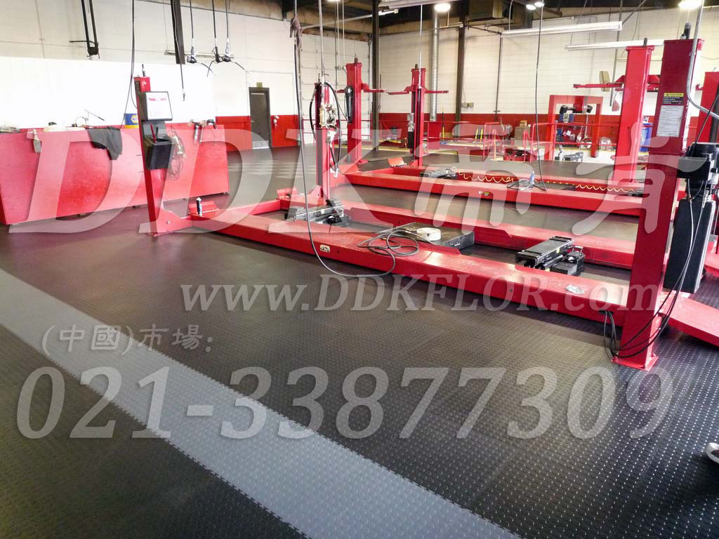 深灰_汽修廠舉升機地面防滑耐壓地板鋪設樣板圖片,帝肯(DDK)_2000_9979(工業廠房車間地面材料)效果圖,維修車間地板,安全通道用地板,工業pvc地板,pvc工業地板,工業地板磚,工業地板,工業地板膠,工業地膠,工業塑膠地板,工業橡膠地板,工業防滑墊,pvc承重地板,耐重壓地板,工廠車間地膠,工廠車間地板革,車間pvc地板,車間塑膠地板,車間用地板膠,車間地板磚,車間地板,車間防砸地板,車間地膠墊,車間地面膠皮,倉庫防潮地膠,倉庫地板,防潮地板,防潮板,塑料拼裝地板,塑料拼接地板,塑料橡膠地毯,塑料地板