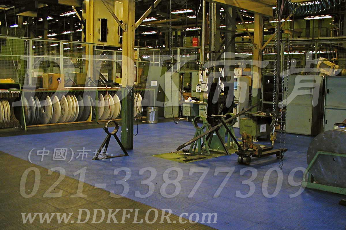 藍色+黑色_重機械車間地面保護地板材料樣板圖片,帝肯(DDK)_2000_9979(工業廠房車間地面材料)效果圖,維修車間地板,安全通道用地板,工業pvc地板,pvc工業地板,工業地板磚,工業地板,工業地板膠,工業地膠,工業塑膠地板,工業橡膠地板,工業防滑墊,pvc承重地板,耐重壓地板,工廠車間地膠,工廠車間地板革,車間pvc地板,車間塑膠地板,車間用地板膠,車間地板磚,車間地板,車間防砸地板,車間地膠墊,車間地面膠皮,倉庫防潮地膠,倉庫地板,防潮地板,防潮板,塑料拼裝地板,塑料拼接地板,塑料橡膠地毯,塑料地板