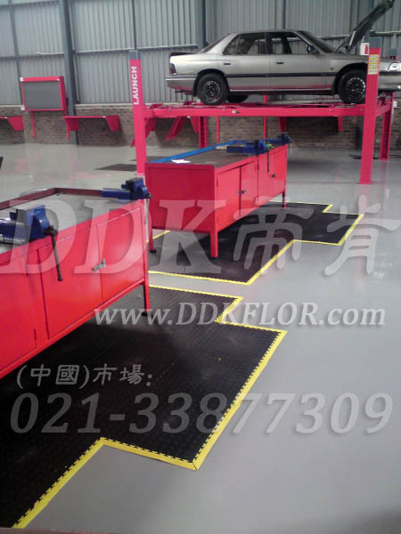黑色+黃邊_機加工操作臺地面防滑材料鋪裝樣板圖片,帝肯(DDK)_2000_9979(工業廠房車間地面材料)效果圖,廠房地板材料,廠房地膠,廠房塑膠地板,廠房防滑地膠,維修車間地板,安全通道用地板,工業pvc地板,pvc工業地板,工業地板磚,工業地板,工業地板膠,工業地膠,工業塑膠地板,工業橡膠地板,工業防滑墊,pvc承重地板,耐重壓地板,工廠車間地膠,工廠車間地板革,車間pvc地板,車間塑膠地板,車間用地板膠,車間地板磚,車間地板,車間防砸地板,車間地膠墊,車間地面膠皮,倉庫防潮地膠,倉庫地板,防潮地板,防潮板,塑料拼裝地板,塑料拼接地板,塑料橡膠地毯,塑料地板