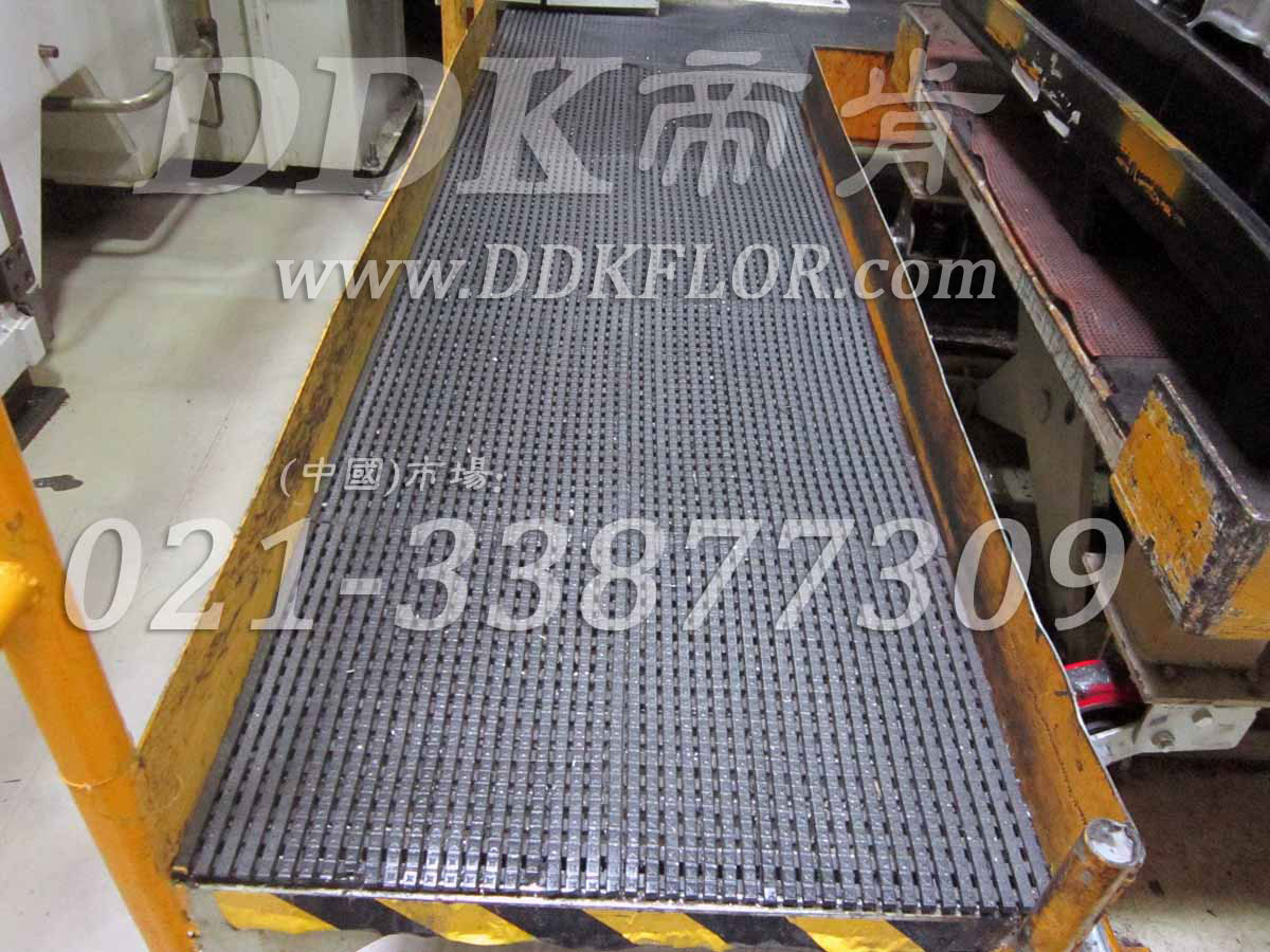 灰色_車間地面防壓耐磨耐油材料鋪設樣板圖片,帝肯(DDK)_9900__9979（工廠倉庫車間地面材料）效果圖，工業用格柵地墊,柵格地墊,耐油地墊,耐油膠墊,耐油防滑地墊,耐油防滑墊,耐油耐水地墊,重型防滑耐油墊,工業耐油地墊,耐壓地板,耐壓耐磨地毯,耐重壓地墊,耐重壓地板,抗壓地墊,抗壓地板,pvc承重地板,車間防滑地墊,車間防滑墊,車間防砸地板,工廠防滑地墊,工廠防滑墊