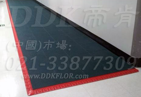 深灰色_通道地面防滑材料樣板圖片,帝肯(DDK)_9900__9979（工廠倉庫車間地面材料）效果圖，通道地毯,安全通道用地板,工業(yè)用格柵地墊,柵格地墊,耐油地墊,耐油膠墊,耐油防滑地墊,耐油防滑墊,耐油耐水地墊,重型防滑耐油墊,工業(yè)耐油地墊,耐壓地板,耐壓耐磨地毯,耐重壓地墊,耐重壓地板,抗壓地墊,抗壓地板,pvc承重地板,車間防滑地墊,車間防滑墊,車間防砸地板,工廠防滑地墊,工廠防滑墊