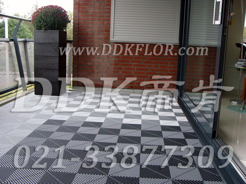 灰白色地面鋪設_露天陽臺地磚效果圖樣板圖片,帝肯(DDK)_8100_T500（露天陽臺地面材料）效果圖,別墅陽臺地板,別墅陽臺裝修,室外陽臺地板,室外陽臺磚,室外露臺地磚,室外露臺裝修,舞臺地板,陽臺地板磚,陽臺地磚裝修,陽臺戶外地板,陽臺拼裝地板,陽臺裝修,露臺地板,露臺地磚,露臺地面裝修,露臺拼接地板,露臺花園裝修,露臺防滑地板,露臺防滑地磚,頂樓露臺裝修,室外生態地板,室外環保地板,室外防腐地板