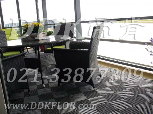 經典灰色_別墅露臺的地面裝修用疏水型地磚樣板圖片,帝肯(DDK)_8100_T500（露天陽臺地面材料）效果圖,別墅陽臺地板,別墅陽臺裝修,室外陽臺地板,室外陽臺磚,室外露臺地磚,室外露臺裝修,舞臺地板,陽臺地板磚,陽臺地磚裝修,陽臺戶外地板,陽臺拼裝地板,陽臺裝修,露臺地板,露臺地磚,露臺地面裝修,露臺拼接地板,露臺花園裝修,露臺防滑地板,露臺防滑地磚,頂樓露臺裝修,室外生態地板,室外環保地板,室外防腐地板