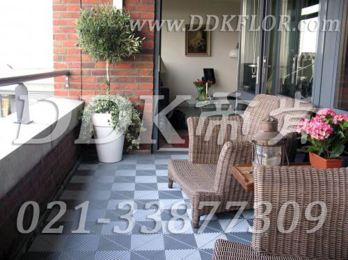 灰白色_組合拼裝型陽臺疏水地磚效果樣板圖片,帝肯(DDK)_8100_T500（露天陽臺地面材料）效果圖,別墅陽臺地板,別墅陽臺裝修,室外陽臺地板,室外陽臺磚,室外露臺地磚,室外露臺裝修,舞臺地板,陽臺地板磚,陽臺地磚裝修,陽臺戶外地板,陽臺拼裝地板,陽臺裝修,露臺地板,露臺地磚,露臺地面裝修,露臺拼接地板,露臺花園裝修,露臺防滑地板,露臺防滑地磚,頂樓露臺裝修,室外生態地板,室外環保地板,室外防腐地板