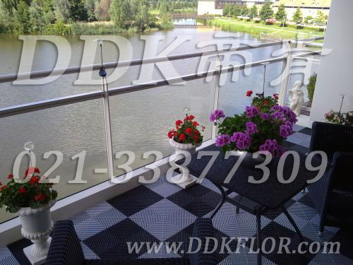 黑加白拼裝組合（1）_露天陽臺新型歐式功能性地板磚效果圖樣板圖片,帝肯(DDK)_8100_T500（露天陽臺地面材料）效果圖,別墅陽臺地板,別墅陽臺裝修,室外陽臺地板,室外陽臺磚,室外露臺地磚,室外露臺裝修,舞臺地板,陽臺地板磚,陽臺地磚裝修,陽臺戶外地板,陽臺拼裝地板,陽臺裝修,露臺地板,露臺地磚,露臺地面裝修,露臺拼接地板,露臺花園裝修,露臺防滑地板,露臺防滑地磚,頂樓露臺裝修,室外生態地板,室外環保地板,室外防腐地板