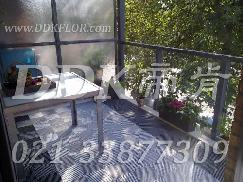 黑加白拼裝組合（4）_露天陽臺新型歐式功能性地板磚效果圖樣板圖片,帝肯(DDK)_8100_T500（露天陽臺地面材料）效果圖,別墅陽臺地板,別墅陽臺裝修,室外陽臺地板,室外陽臺磚,室外露臺地磚,室外露臺裝修,舞臺地板,陽臺地板磚,陽臺地磚裝修,陽臺戶外地板,陽臺拼裝地板,陽臺裝修,露臺地板,露臺地磚,露臺地面裝修,露臺拼接地板,露臺花園裝修,露臺防滑地板,露臺防滑地磚,頂樓露臺裝修,室外生態地板,室外環保地板,室外防腐地板