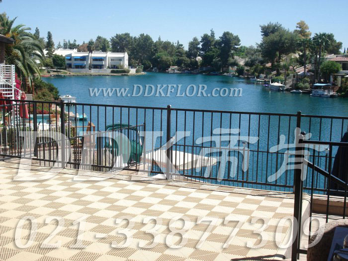 淡卡其色_室外露臺地面疏水式地磚裝修效果圖樣板圖片,帝肯(DDK)_8100_T500（露天陽臺地面材料）效果圖,別墅陽臺地板,別墅陽臺裝修,室外陽臺地板,室外陽臺磚,室外露臺地磚,室外露臺裝修,舞臺地板,陽臺地板磚,陽臺地磚裝修,陽臺戶外地板,陽臺拼裝地板,陽臺裝修,露臺地板,露臺地磚,露臺地面裝修,露臺拼接地板,露臺花園裝修,露臺防滑地板,露臺防滑地磚,頂樓露臺裝修,室外生態地板,室外環保地板,室外防腐地板