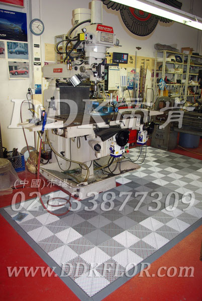 灰色組合拼裝（1）_機器加工車間地面鋪耐油抗壓防滑材料樣板圖片,帝肯(DDK)_8100_9979（工廠地面材料）效果圖,工廠車間地膠,維修車間地板,車間地墊,車間地板,車間地板磚,車間用地板膠,車間塑料防滑墊,車間地膠墊,車間防砸地板,車間防滑墊,車間防滑地墊,抗壓地板,抗壓地墊,耐壓地板,耐壓耐磨地毯,耐重壓地墊,防水地墊,透水地墊,透水地板膠墊,防水墊,防水地膠墊,防水防滑墊,防滑隔水墊,隔水地墊,隔水地板,隔水材料,疏水地墊,疏水板,疏水磚,疏水防滑墊,疏水防滑地墊,耐油耐水地墊,漏水防滑墊,漏水地膠,漏水地墊,疏水墊,排水地板,排水防滑墊,排水地墊,泄水型地板磚,pvc防水地墊,工業地墊,工業地板,工業地板膠,工業地磚,工業地膠,工廠走道地墊,工廠地墊,工業防滑墊,工業防滑地板,工業防滑地墊,工業走道地墊,工業耐油地墊,工業用格柵地墊,工廠用塑料地板,工廠地膠,工廠地板膠,工廠地板,工廠塑膠地板,pvc工業地板,廠房地板材料,廠房地膠,廠房防滑地膠,pvc承重地板,重型防滑耐油墊,塑料拼裝地板,塑料拼接地板,拼接式地墊,拼接地板,拼接式防滑墊,拼裝地墊,拼裝地板,拼裝地膠,防滑拼墊,耐酸堿地墊,耐酸堿防腐蝕膠墊,防酸堿地膠墊,網孔地墊,網格地板,網格防滑墊,網狀防滑墊,塑料網格扳,塑料網格防滑地墊,塑料防滑網格墊,防滑塑料網格