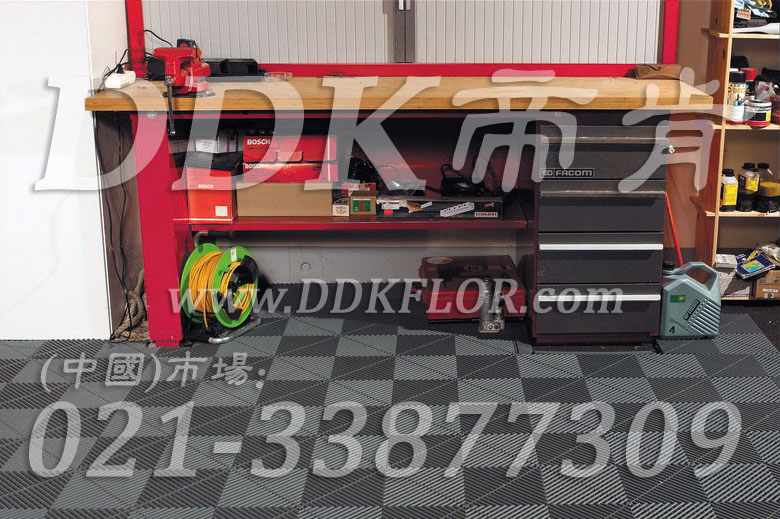 深灰色（7）_機器維修車間地面鋪耐油抗壓新型地磚材料樣板圖片,帝肯(DDK)_8100_9979（工廠地面材料）效果圖,工廠車間地膠,維修車間地板,車間地墊,車間地板,車間地板磚,車間用地板膠,車間塑料防滑墊,車間地膠墊,車間防砸地板,車間防滑墊,車間防滑地墊,抗壓地板,抗壓地墊,耐壓地板,耐壓耐磨地毯,耐重壓地墊,防水地墊,透水地墊,透水地板膠墊,防水墊,防水地膠墊,防水防滑墊,防滑隔水墊,隔水地墊,隔水地板,隔水材料,疏水地墊,疏水板,疏水磚,疏水防滑墊,疏水防滑地墊,耐油耐水地墊,漏水防滑墊,漏水地膠,漏水地墊,疏水墊,排水地板,排水防滑墊,排水地墊,泄水型地板磚,pvc防水地墊,工業地墊,工業地板,工業地板膠,工業地磚,工業地膠,工廠走道地墊,工廠地墊,工業防滑墊,工業防滑地板,工業防滑地墊,工業走道地墊,工業耐油地墊,工業用格柵地墊,工廠用塑料地板,工廠地膠,工廠地板膠,工廠地板,工廠塑膠地板,pvc工業地板,廠房地板材料,廠房地膠,廠房防滑地膠,pvc承重地板,重型防滑耐油墊,塑料拼裝地板,塑料拼接地板,拼接式地墊,拼接地板,拼接式防滑墊,拼裝地墊,拼裝地板,拼裝地膠,防滑拼墊,耐酸堿地墊,耐酸堿防腐蝕膠墊,防酸堿地膠墊,網孔地墊,網格地板,網格防滑墊,網狀防滑墊,塑料網格扳,塑料網格防滑地墊,塑料防滑網格墊,防滑塑料網格