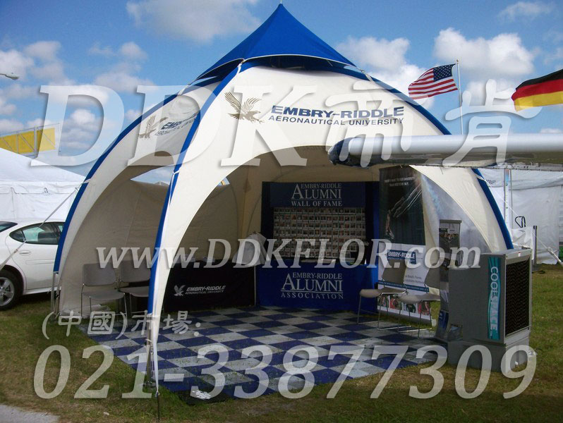 藍(lán)色+白色組合安裝_ 戶外展覽展示地板材料（1）樣板圖片,帝肯(DDK)_8100_680（展覽地面地板材料）效果圖，會展地板,展會地板,展會地膠,展廳塑料格柵,可拼接展會塑膠地板,展銷會專用地板,草坪保護(hù)板,草坪地板,草坪專用蓋板