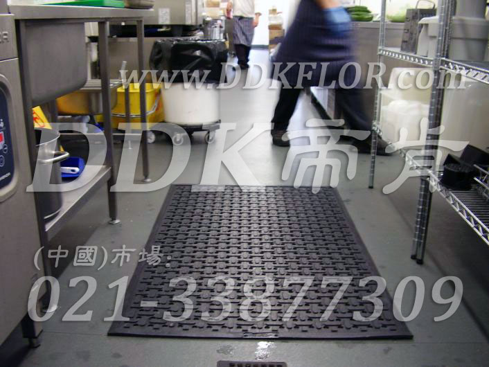 飯店廚房后廚操作間地面鋪什么好_黑色(10)樣板圖片,帝肯(DDK)_4700_798(廚房地面防滑鋪墊材)效果圖 飯店廚房后廚操作間地面鋪什么好_黑色(10)樣板圖片,帝肯(DDK)_4700_798(廚房地面防滑鋪墊材)效果圖,廚房地毯,廚房地膠,廚房防滑地墊,廚房防滑地毯,廚房防滑地磚,廚房防滑墊,廚房地墊,餐廳廚房專用地毯,餐廳防滑地墊,食堂專用防滑地毯,食堂用防滑地墊,食堂防滑墊