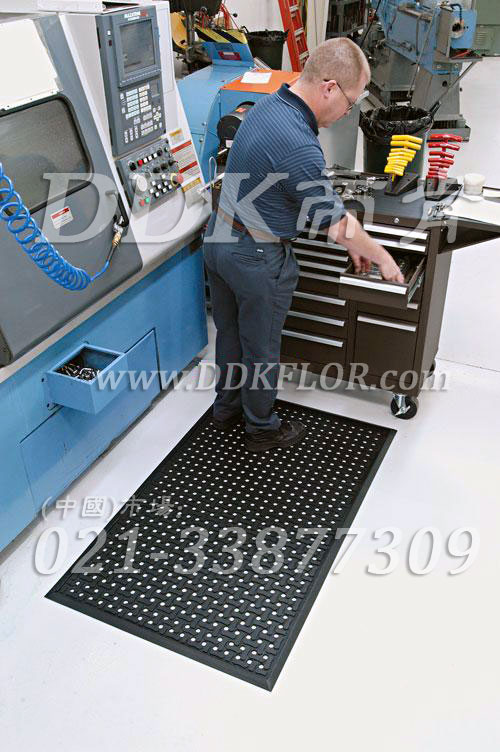 車間地面防滑及保障安全和緩解站立疲勞的鋪地材料_黑色釘?shù)自O(shè)計(jì)(1)樣板圖片,帝肯(DDK)_4700_9979(車間地面防滑鋪墊材)效果圖, 車間地面防滑及保障安全和緩解站立疲勞的鋪地材料_黑色釘?shù)自O(shè)計(jì)(1)樣板圖片,帝肯(DDK)_4700_9979(車間地面防滑鋪墊材)效果圖,工業(yè)抗疲勞地墊,工業(yè)抗疲勞防滑墊,抗疲勞地毯,抗疲勞墊,抗疲勞腳墊,經(jīng)濟(jì)型抗疲勞地墊,疏水型抗疲勞地墊,防疲勞地墊,防疲勞腳墊,防疲勞墊,防疲勞地膠,防疲勞地毯,廠房防滑地膠,地面防滑墊,安全防滑墊,多孔防滑地墊,工業(yè)防滑地墊,工業(yè)防滑地毯,工業(yè)防滑墊,工廠防滑地墊,工廠防滑墊,帶孔防滑墊,排水地墊,橡膠防滑地墊,橡膠防滑地毯,橡膠防滑墊,流水線地墊,漏水防滑墊,漏水橡膠墊,疏水防滑地墊,疏水防滑墊,耐油防滑地墊,耐油防滑墊,車間地毯,車間防滑地墊,車間防滑墊,重型防滑耐油墊,防滑膠墊,防滑腳墊,防滑地毯,防滑橡膠墊,防滑橡膠地墊,工業(yè)地墊,工業(yè)地毯,工業(yè)地膠,工業(yè)耐油地墊,工業(yè)走道地墊,工廠地墊,工廠地板膠,工廠地毯,工廠地膠,工廠用橡膠地墊,工廠走道地墊,耐油工業(yè)橡膠墊,耐油地墊,工廠車間地膠,車間地墊,車間地膠墊,車間地面膠皮,車間塑料防滑墊