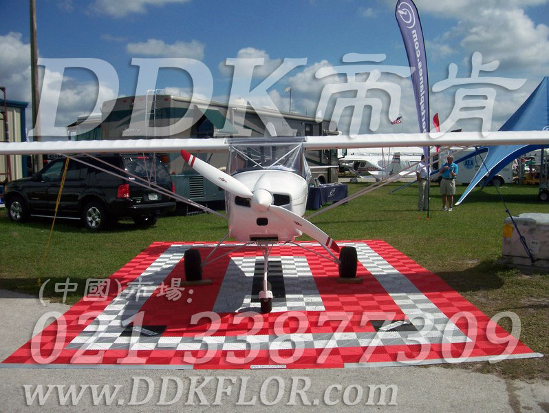 紅色+白色+黑色組合安裝（9）_ 戶外展覽展示地板材料樣板圖片,帝肯(DDK)_8100_680（展覽地面地板材料）效果圖,會展地板,展會地板,展會地膠,展廳塑料格柵,可拼接展會塑膠地板,展銷會專用地板,草坪保護板,草坪地板,草坪專用蓋板