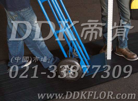 卷材黑色（1）_工廠車間用防滑耐磨地毯樣板圖片,帝肯(DDK)_S450_9979（工業(yè)車間地面防滑材料）效果圖,廠房地毯,廠房地膠,過(guò)道地毯,過(guò)道地墊,過(guò)道防滑墊,工廠車間地板革,維修車間地板,車間地墊,車間地毯,車間地膠墊,車間地面膠皮,車間塑料防滑墊,車間用地板膠,車間防滑地墊,車間防滑墊,車間防砸地板,工廠車間地膠,工業(yè)地毯,工業(yè)地膠,工業(yè)塑料地毯,工業(yè)地墊,工業(yè)地板膠,工業(yè)地板革,工業(yè)耐油地墊,工業(yè)走道地墊,工業(yè)防滑地毯,工業(yè)防滑墊,工廠地墊,工廠地毯,工廠地膠,工廠走道地墊,工業(yè)抗疲勞防滑墊,走道地墊,走道地毯,走道墊,塑料防滑地毯,橡膠地毯,耐壓耐磨地毯,走廊地毯,防滑地毯,防污地毯,防滑毯,防水地毯,防噪聲地毯,通道地毯,經(jīng)濟(jì)型抗疲勞地墊,抗疲勞腳墊,抗疲勞地毯,防疲勞地膠,防疲勞地毯,耐磨地膠,工廠用橡膠地墊,工廠防滑地墊,工廠防滑墊,pvc防滑地毯,pvc防滑地膠,PVC地毯,pvc地膠,pvc塑料地毯,pvc塑膠地毯,流水線地墊