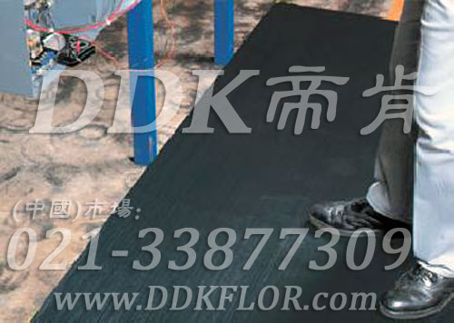 卷材黑色（7）_工廠車間用防滑耐磨地毯樣板圖片,帝肯(DDK)_S450_9979（工業車間地面防滑材料）效果圖,廠房地毯,廠房地膠,過道地毯,過道地墊,過道防滑墊,工廠車間地板革,維修車間地板,車間地墊,車間地毯,車間地膠墊,車間地面膠皮,車間塑料防滑墊,車間用地板膠,車間防滑地墊,車間防滑墊,車間防砸地板,工廠車間地膠,工業地毯,工業地膠,工業塑料地毯,工業地墊,工業地板膠,工業地板革,工業耐油地墊,工業走道地墊,工業防滑地毯,工業防滑墊,工廠地墊,工廠地毯,工廠地膠,工廠走道地墊,工業抗疲勞防滑墊,走道地墊,走道地毯,走道墊,塑料防滑地毯,橡膠地毯,耐壓耐磨地毯,走廊地毯,防滑地毯,防污地毯,防滑毯,防水地毯,防噪聲地毯,通道地毯,經濟型抗疲勞地墊,抗疲勞腳墊,抗疲勞地毯,防疲勞地膠,防疲勞地毯,耐磨地膠,工廠用橡膠地墊,工廠防滑地墊,工廠防滑墊,pvc防滑地毯,pvc防滑地膠,PVC地毯,pvc地膠,pvc塑料地毯,pvc塑膠地毯,流水線地墊