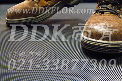 卷材黑色（8）_工廠車間用防滑耐磨地毯樣板圖片,帝肯(DDK)_S450_9979（工業車間地面防滑材料）效果圖,廠房地毯,廠房地膠,過道地毯,過道地墊,過道防滑墊,工廠車間地板革,維修車間地板,車間地墊,車間地毯,車間地膠墊,車間地面膠皮,車間塑料防滑墊,車間用地板膠,車間防滑地墊,車間防滑墊,車間防砸地板,工廠車間地膠,工業地毯,工業地膠,工業塑料地毯,工業地墊,工業地板膠,工業地板革,工業耐油地墊,工業走道地墊,工業防滑地毯,工業防滑墊,工廠地墊,工廠地毯,工廠地膠,工廠走道地墊,工業抗疲勞防滑墊,走道地墊,走道地毯,走道墊,塑料防滑地毯,橡膠地毯,耐壓耐磨地毯,走廊地毯,防滑地毯,防污地毯,防滑毯,防水地毯,防噪聲地毯,通道地毯,經濟型抗疲勞地墊,抗疲勞腳墊,抗疲勞地毯,防疲勞地膠,防疲勞地毯,耐磨地膠,工廠用橡膠地墊,工廠防滑地墊,工廠防滑墊,pvc防滑地毯,pvc防滑地膠,PVC地毯,pvc地膠,pvc塑料地毯,pvc塑膠地毯,流水線地墊