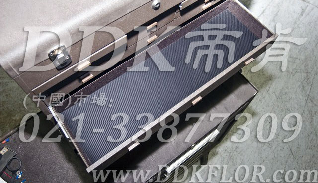 卷材黑色（9）_工廠車間用防滑耐磨地毯樣板圖片,帝肯(DDK)_S450_9979（工業車間地面防滑材料）效果圖,廠房地毯,廠房地膠,過道地毯,過道地墊,過道防滑墊,工廠車間地板革,維修車間地板,車間地墊,車間地毯,車間地膠墊,車間地面膠皮,車間塑料防滑墊,車間用地板膠,車間防滑地墊,車間防滑墊,車間防砸地板,工廠車間地膠,工業地毯,工業地膠,工業塑料地毯,工業地墊,工業地板膠,工業地板革,工業耐油地墊,工業走道地墊,工業防滑地毯,工業防滑墊,工廠地墊,工廠地毯,工廠地膠,工廠走道地墊,工業抗疲勞防滑墊,走道地墊,走道地毯,走道墊,塑料防滑地毯,橡膠地毯,耐壓耐磨地毯,走廊地毯,防滑地毯,防污地毯,防滑毯,防水地毯,防噪聲地毯,通道地毯,經濟型抗疲勞地墊,抗疲勞腳墊,抗疲勞地毯,防疲勞地膠,防疲勞地毯,耐磨地膠,工廠用橡膠地墊,工廠防滑地墊,工廠防滑墊,pvc防滑地毯,pvc防滑地膠,PVC地毯,pvc地膠,pvc塑料地毯,pvc塑膠地毯,流水線地墊