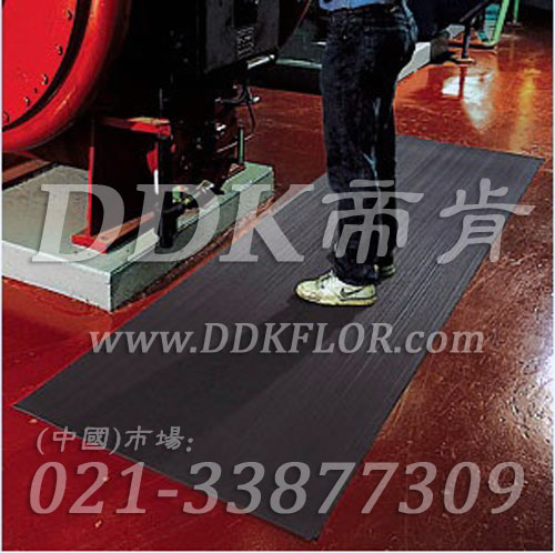 卷材黑色（11）_工廠車間用防滑耐磨地毯樣板圖片,帝肯(DDK)_S450_9979（工業車間地面防滑材料）效果圖,廠房地毯,廠房地膠,過道地毯,過道地墊,過道防滑墊,工廠車間地板革,維修車間地板,車間地墊,車間地毯,車間地膠墊,車間地面膠皮,車間塑料防滑墊,車間用地板膠,車間防滑地墊,車間防滑墊,車間防砸地板,工廠車間地膠,工業地毯,工業地膠,工業塑料地毯,工業地墊,工業地板膠,工業地板革,工業耐油地墊,工業走道地墊,工業防滑地毯,工業防滑墊,工廠地墊,工廠地毯,工廠地膠,工廠走道地墊,工業抗疲勞防滑墊,走道地墊,走道地毯,走道墊,塑料防滑地毯,橡膠地毯,耐壓耐磨地毯,走廊地毯,防滑地毯,防污地毯,防滑毯,防水地毯,防噪聲地毯,通道地毯,經濟型抗疲勞地墊,抗疲勞腳墊,抗疲勞地毯,防疲勞地膠,防疲勞地毯,耐磨地膠,工廠用橡膠地墊,工廠防滑地墊,工廠防滑墊,pvc防滑地毯,pvc防滑地膠,PVC地毯,pvc地膠,pvc塑料地毯,pvc塑膠地毯,流水線地墊