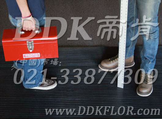 卷材黑色（17）_工廠車間用防滑耐磨地毯樣板圖片,帝肯(DDK)_S450_9979（工業車間地面防滑材料）效果圖,廠房地毯,廠房地膠,過道地毯,過道地墊,過道防滑墊,工廠車間地板革,維修車間地板,車間地墊,車間地毯,車間地膠墊,車間地面膠皮,車間塑料防滑墊,車間用地板膠,車間防滑地墊,車間防滑墊,車間防砸地板,工廠車間地膠,工業地毯,工業地膠,工業塑料地毯,工業地墊,工業地板膠,工業地板革,工業耐油地墊,工業走道地墊,工業防滑地毯,工業防滑墊,工廠地墊,工廠地毯,工廠地膠,工廠走道地墊,工業抗疲勞防滑墊,走道地墊,走道地毯,走道墊,塑料防滑地毯,橡膠地毯,耐壓耐磨地毯,走廊地毯,防滑地毯,防污地毯,防滑毯,防水地毯,防噪聲地毯,通道地毯,經濟型抗疲勞地墊,抗疲勞腳墊,抗疲勞地毯,防疲勞地膠,防疲勞地毯,耐磨地膠,工廠用橡膠地墊,工廠防滑地墊,工廠防滑墊,pvc防滑地毯,pvc防滑地膠,PVC地毯,pvc地膠,pvc塑料地毯,pvc塑膠地毯,流水線地墊