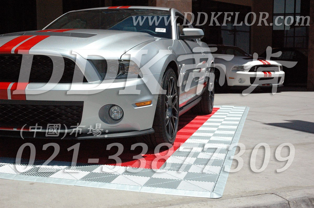 紅色+灰色組合安裝(13)_汽車展覽展會地面地板材料樣板圖片,帝肯(DDK)_8100_680(展覽地面地板材料)效果圖 紅色+灰色組合安裝(13)_汽車展覽展會地面地板材料樣板圖片,帝肯(DDK)_8100_680(展覽地面地板材料)效果圖,會展地板,可拼接展會塑膠地板,展會地板,展會地膠,展廳塑料格柵,展廳展車地墊,展臺地板,展銷會專用地板,汽車4s店卡扣展示板,汽車展廳地墊,汽車展廳地板,汽車展臺,汽車展示地墊,車型展示板,車展地板,車展地膠