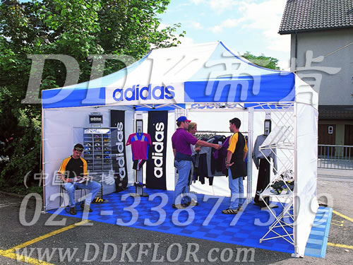 藍(lán)色組合安裝(19)_阿迪達(dá)斯產(chǎn)品戶外展覽展會帳篷地面地板材料樣板圖片,帝肯(DDK)_8100_680(展覽地面地板材料)效果圖 藍(lán)色組合安裝(19)_阿迪達(dá)斯產(chǎn)品戶外展覽展會帳篷地面地板材料樣板圖片,帝肯(DDK)_8100_680(展覽地面地板材料)效果圖,會展地板,可拼接展會塑膠地板,展會地板,展會地膠,展廳塑料格柵,展廳展車地墊,展臺地板,展銷會專用地板