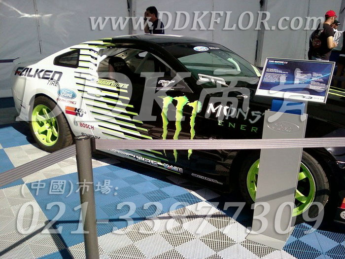 藍(lán)色加灰色組合安裝(24)_汽車戶外巡回秀展覽展會活動銷售帳篷地面地板材料樣板圖片,帝肯(DDK)_8100_680(展覽地面地板材料)效果圖 藍(lán)色加灰色組合安裝(24)_汽車戶外巡回秀展覽展會活動銷售帳篷地面地板材料樣板圖片,帝肯(DDK)_8100_680(展覽地面地板材料)效果圖,會展地板,可拼接展會塑膠地板,展會地板,展會地膠,展廳塑料格柵,展廳展車地墊,展臺地板,展銷會專用地板,汽車4s店卡扣展示板,汽車展廳地墊,汽車展廳地板,汽車展臺,汽車展示地墊,車型展示板,車展地板,車展地膠