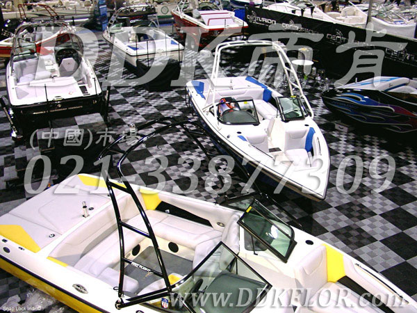 淺灰加深灰組合安裝(29)_游艇展覽展銷會展臺區(qū)地面地板鋪裝材料樣板圖片,帝肯(DDK)_8100_680(展覽地面地板材料)效果圖 淺灰加深灰組合安裝(29)_游艇展覽展銷會展臺區(qū)地面地板鋪裝材料樣板圖片,帝肯(DDK)_8100_680(展覽地面地板材料)效果圖,會展地板,可拼接展會塑膠地板,展會地板,展會地膠,展廳塑料格柵,展廳展車地墊,展臺地板,展銷會專用地板