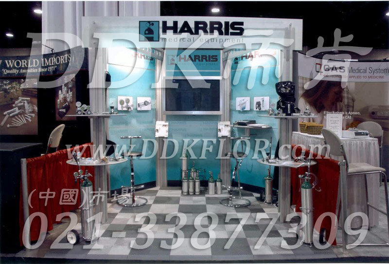 淺灰組合安裝(33)_展覽展銷會活動接待區(qū)地面地板鋪裝材料樣板圖片,帝肯(DDK)_8100_680(展覽地面地板材料)效果圖, 淺灰組合安裝(33)_展覽展銷會活動接待區(qū)地面地板鋪裝材料樣板圖片,帝肯(DDK)_8100_680(展覽地面地板材料)效果圖,會展地板,可拼接展會塑膠地板,展會地板,展會地膠,展廳塑料格柵,展廳展車地墊,展臺地板,展銷會專用地板