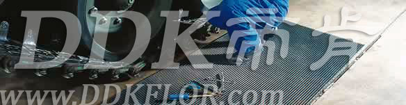 灰色_車間地面防滑防護(hù)網(wǎng)格毯（4）樣板圖片,帝肯(DDK)_1900_9979（工業(yè)地面鋪地材料）效果圖，工業(yè)地墊,工業(yè)地板膠,工業(yè)地板革,工業(yè)地毯,工業(yè)地膠,工業(yè)塑料地毯,工業(yè)塑膠地板,工業(yè)抗疲勞地墊,工業(yè)抗疲勞防滑墊,工業(yè)橡膠地板,工業(yè)用格柵地墊,工業(yè)耐油地墊,工業(yè)走道地墊,工業(yè)防滑地墊,工業(yè)防滑地毯,工業(yè)防滑墊,工廠地墊,工廠地板膠,工廠地毯,工廠地膠,工廠塑膠地板,工廠用橡膠地墊,工廠走道地墊,工廠用塑料地板,工廠車間地板革,工廠車間地膠,工廠防滑地墊,工廠防滑墊,帶孔防滑墊,多孔防滑地墊,多孔橡膠墊,耐油工業(yè)橡膠墊,車間地墊,車間防滑地墊,車間防滑墊,車間地面膠皮,車間地膠墊,車間地毯,車間塑料防滑墊,車間塑膠地板,抗疲勞地毯,抗疲勞墊,抗疲勞腳墊,疏水型抗疲勞地墊,經(jīng)濟(jì)型抗疲勞地墊,防疲勞墊,防疲勞地膠,防疲勞地毯,防疲勞地墊,防疲勞腳墊,廠房防滑地膠,廠房地板材料,廠房地膠,廠房地毯,z字型疏水墊,疏水防滑墊,漏水橡膠墊,漏水地膠,漏水防滑墊,耐油耐水地墊,茶水間防滑地墊,防水地毯,透水地墊,透水地板膠墊,隔水材料,疏水地毯,疏水地席