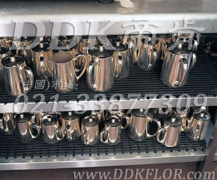 深灰色_廚房器皿間層架防滑防護直紋網格毯(4)樣板圖片,帝肯(DDK)_1900_798(食堂餐廳廚房防滑材料)效果圖 深灰色_廚房器皿間層架防滑防護直紋網格毯(4)樣板圖片,帝肯(DDK)_1900_798(食堂餐廳廚房防滑材料)效果圖,臺墊,廚房地墊,廚房地毯,廚房地膠,廚房防滑地墊,廚房防滑地毯,廚房防滑地磚,廚房防滑墊,后廚用輸水墊,餐廳廚房專用地毯,餐廳防滑地墊,食堂專用防滑地毯,食堂用防滑地墊,食堂防滑墊,