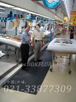 黑色_潮濕水產區地面防滑防護直紋網格毯（12）樣板圖片,帝肯(DDK)_1900_798（食堂餐廳廚房防滑材料）效果圖，廚房地墊,廚房地毯,廚房地膠,廚房防滑地墊,廚房防滑地毯,廚房防滑地磚,廚房防滑墊,后廚用輸水墊,餐廳廚房專用地毯,餐廳防滑地墊,食堂專用防滑地毯,食堂用防滑地墊,食堂防滑墊,