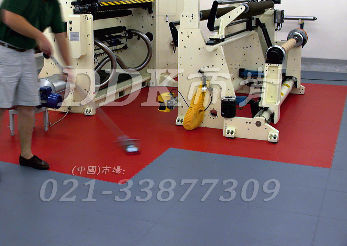 紅+灰色地板_工廠車間機器地面耐壓材料鋪裝樣板圖片,帝肯(DDK)_2000_9979(工業廠房車間地面材料)效果圖,庫房地板,廠房地板材料,廠房地膠,廠房塑膠地板,廠房防滑地膠,維修車間地板,安全通道用地板,工業pvc地板,pvc工業地板,工業地板磚,工業地板,工業地板膠,工業地膠,工業塑膠地板,工業橡膠地板,工業防滑墊,pvc承重地板,耐重壓地板,工廠車間地膠,工廠車間地板革,車間pvc地板,車間塑膠地板,車間用地板膠,車間地板磚,車間地板,車間防砸地板,車間地膠墊,車間地面膠皮,倉庫防潮地膠,倉庫地板,防潮地板,防潮板,塑料拼裝地板,塑料拼接地板,塑料橡膠地毯,塑料地板