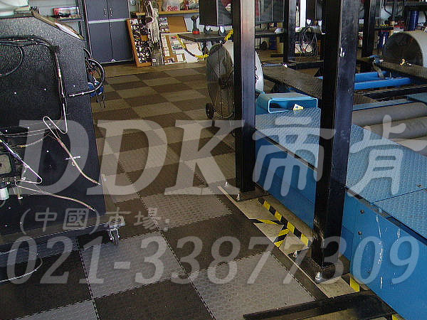 深灰色及淺灰相間色耐磨地板_車輛維修車間地面抗壓防滑材料鋪設樣板圖片,帝肯(DDK)_2000_9979(工業廠房車間地面材料)效果圖 深灰色及淺灰相間色耐磨地板_車輛維修車間地面抗壓防滑材料鋪設樣板圖片,帝肯(DDK)_2000_9979(工業廠房車間地面材料)效果圖,維修車間地板,安全通道用地板,工業pvc地板,pvc工業地板,工業地板磚,工業地板,工業地板膠,工業地膠,工業塑膠地板,工業橡膠地板,工業防滑墊,pvc承重地板,耐重壓地板,工廠車間地膠,工廠車間地板革,車間pvc地板,車間塑膠地板,車間用地板膠,車間地板磚,車間地板,車間防砸地板,車間地膠墊,車間地面膠皮,倉庫防潮地膠,倉庫地板,防潮地板,防潮板,塑料拼裝地板,塑料拼接地板,塑料橡膠地毯,塑料地板