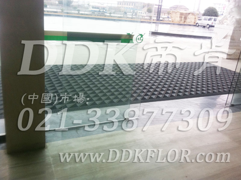 高級(jí)商用進(jìn)門腳墊（3）_經(jīng)典商務(wù)灰色樣板圖片,帝肯(DDK)_900_9000（LOTO|力拓）效果圖,三合一門口毯,三合一門墊,刮泥門墊,塑料門墊,大門腳墊,塑膠門墊,嵌入式門墊,廣告門墊,模塊拼接式門墊,橡膠門墊,腳墊門墊,自動(dòng)門地墊,進(jìn)門地墊,進(jìn)門腳墊,門前地墊,門前墊,門前毯,門前腳墊,門廳地墊,門廳地毯,門廳腳墊,門廳除塵地墊,門口地墊,門口地毯,門口地面除塵刷,門口腳墊,門口腳踏墊,門口防塵地墊,門墊地毯,門墊地墊,門墊,門口除塵地墊,門口防滑墊,門口防滑地膠,門口防滑地墊,門口防塵墊,門口防塵地毯,防滑門墊,除塵門墊,除雪門墊,防塵門墊,pvc拼接式除塵墊,三合一防塵地墊,三合一防塵墊,三合一除塵墊,入口防塵地墊,刮泥除塵地墊,吸水吸塵地墊,防塵地墊,防塵地毯,防塵地膠墊,防塵墊,防塵防污地墊,防塵防滑地墊,除塵地墊,防滑除塵地墊,除塵腳墊,除塵墊,除塵地膠,除塵地毯,刮泥地墊,入口防水地墊,入口防滑墊,出入口地墊,PVC拼接地墊,室外拼接地墊,拼裝地墊,拼接式防滑墊,拼接式地墊,拼裝地膠,組合式地墊,模塊地墊