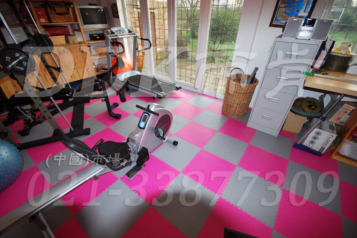 室內(nèi)健身房運(yùn)動地面材料（4）_洋紅加灰色樣板圖片,帝肯(DDK)_2000_3020（健身房地面鋪裝材料）效果圖,健身房pvc塑膠地板,健身房地墊,健身房地板,健身房地板膠,健身房地毯,健身房地膠,健身房橡膠地板,健身房防震地墊,運(yùn)動地墊,運(yùn)動地板,運(yùn)動地膠