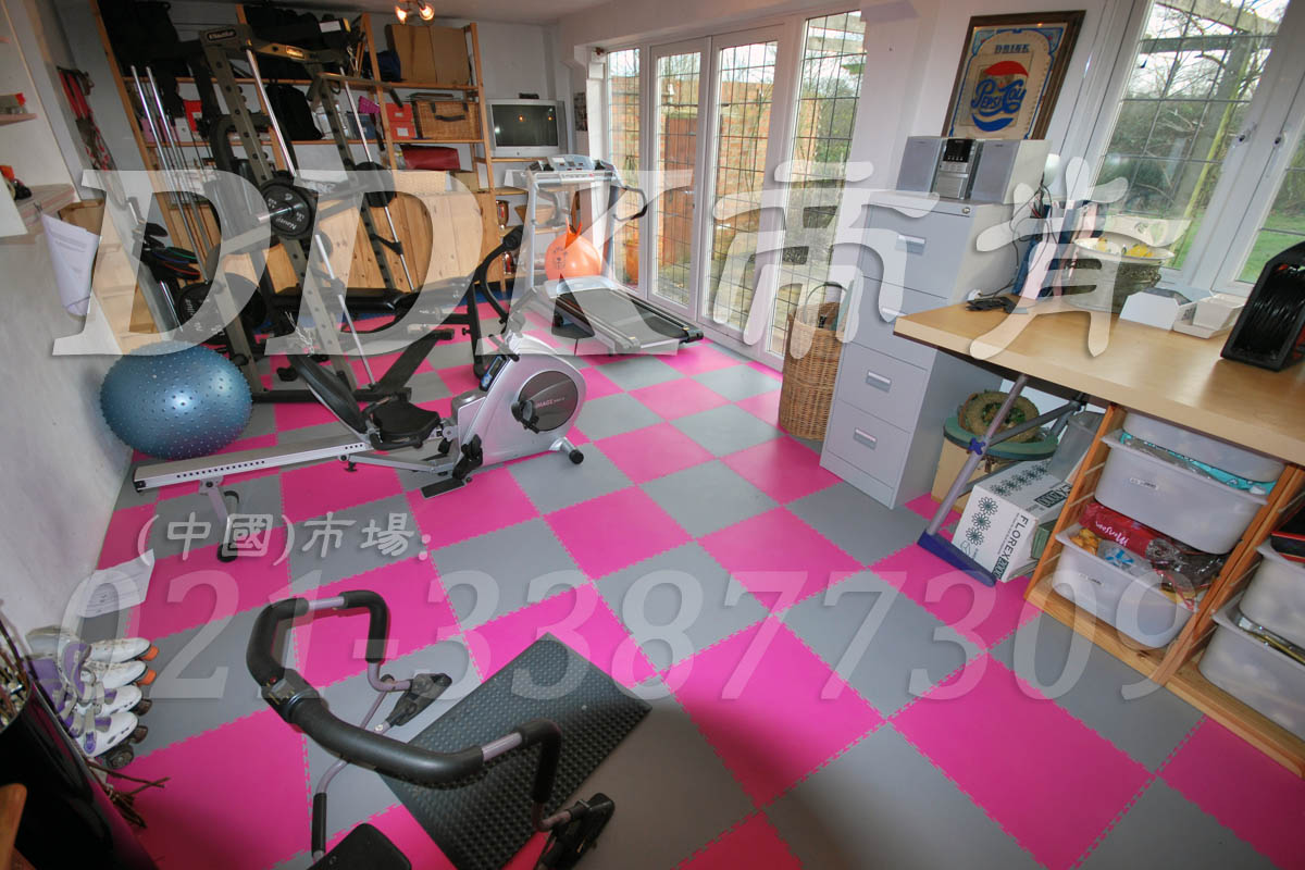 室內(nèi)健身房運(yùn)動地面材料（5）_洋紅加灰色樣板圖片,帝肯(DDK)_2000_3020（健身房地面鋪裝材料）效果圖,健身房pvc塑膠地板,健身房地墊,健身房地板,健身房地板膠,健身房地毯,健身房地膠,健身房橡膠地板,健身房防震地墊,運(yùn)動地墊,運(yùn)動地板,運(yùn)動地膠