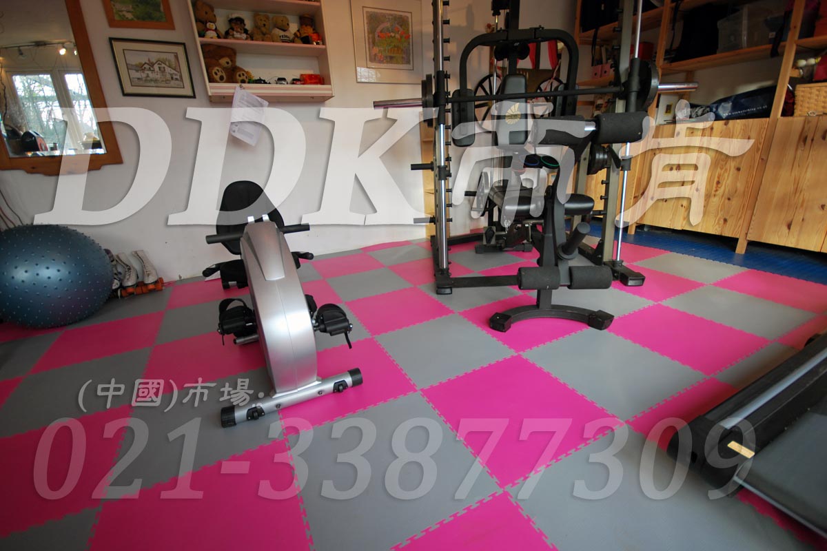 室內(nèi)健身房運(yùn)動地面材料（6）_洋紅加灰色樣板圖片,帝肯(DDK)_2000_3020（健身房地面鋪裝材料）效果圖,健身房pvc塑膠地板,健身房地墊,健身房地板,健身房地板膠,健身房地毯,健身房地膠,健身房橡膠地板,健身房防震地墊,運(yùn)動地墊,運(yùn)動地板,運(yùn)動地膠