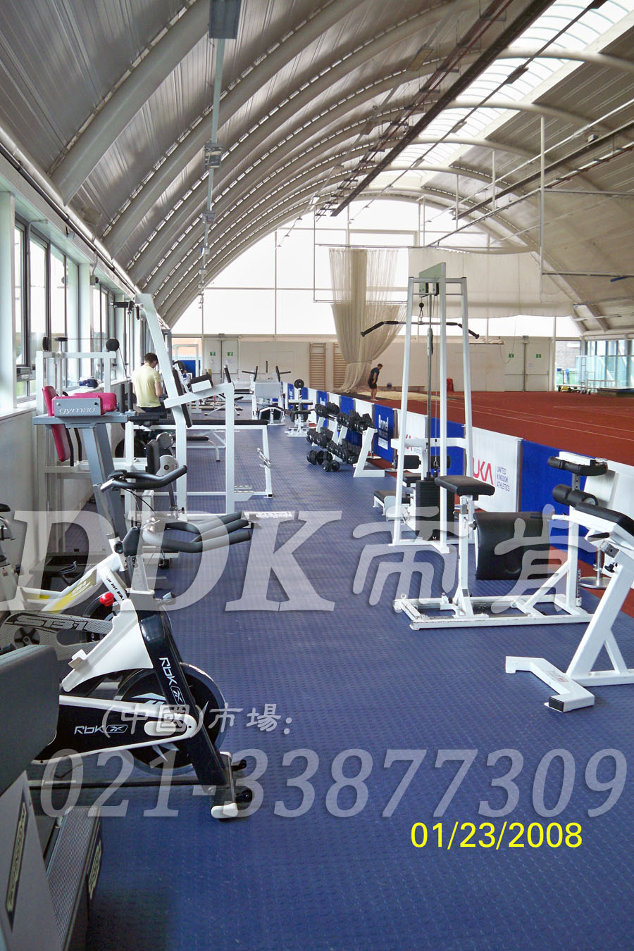 室內(nèi)健身房運(yùn)動地面材料（12）_藍(lán)色樣板圖片,帝肯(DDK)_2000_3020（健身房地面鋪裝材料）效果圖,健身房pvc塑膠地板,健身房地墊,健身房地板,健身房地板膠,健身房地毯,健身房地膠,健身房橡膠地板,健身房防震地墊,運(yùn)動地墊,運(yùn)動地板,運(yùn)動地膠
