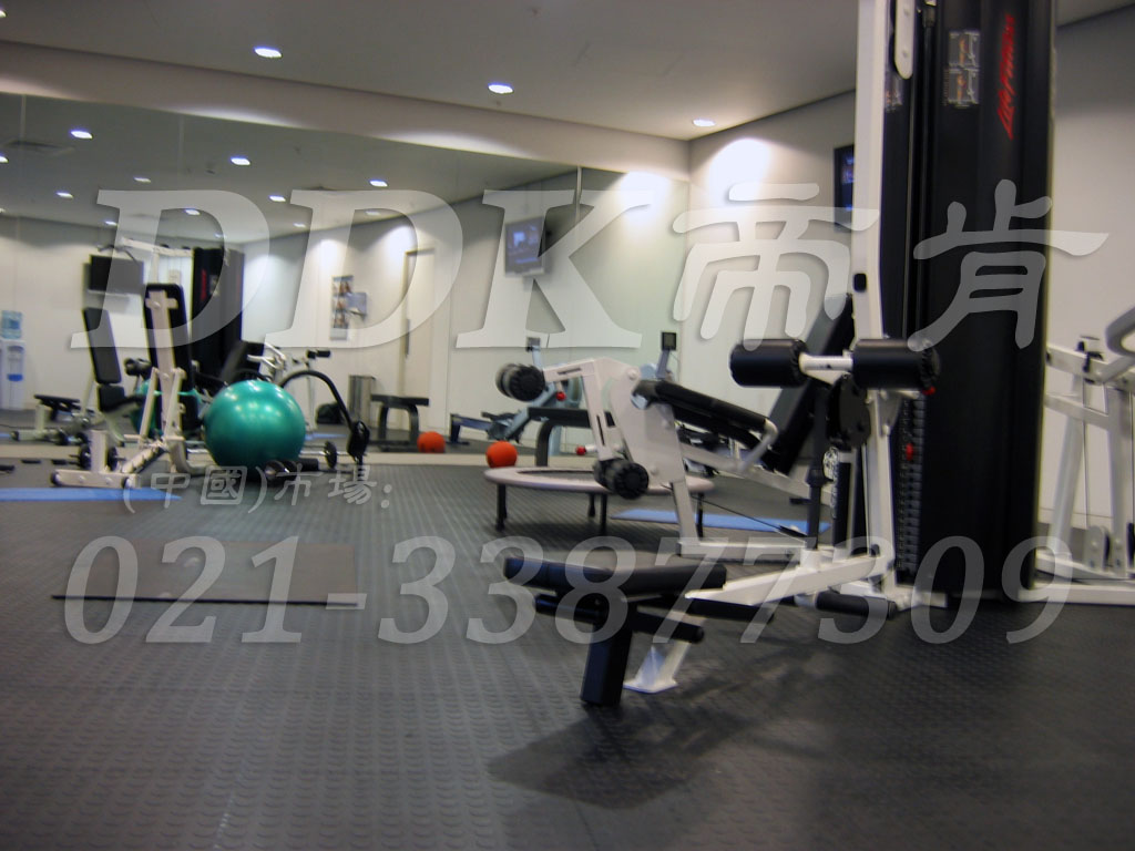 室內健身房運動地面材料(16)_深灰色樣板圖片,帝肯(DDK)_2000_3020(健身房地面鋪裝材料)效果圖 室內健身房運動地面材料(16)_深灰色樣板圖片,帝肯(DDK)_2000_3020(健身房地面鋪裝材料)效果圖,健身房pvc塑膠地板,健身房地墊,健身房地板,健身房地板膠,健身房地毯,健身房地膠,健身房橡膠地板,健身房防震地墊,運動地墊,運動地板,運動地膠