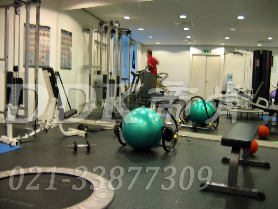 室內健身房運動地面材料(17)_深灰色樣板圖片,帝肯(DDK)_2000_3020(健身房地面鋪裝材料)效果圖 室內健身房運動地面材料(17)_深灰色樣板圖片,帝肯(DDK)_2000_3020(健身房地面鋪裝材料)效果圖,健身房pvc塑膠地板,健身房地墊,健身房地板,健身房地板膠,健身房地毯,健身房地膠,健身房橡膠地板,健身房防震地墊,運動地墊,運動地板,運動地膠