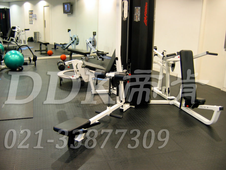 室內健身房運動地面材料(18)_深灰色樣板圖片,帝肯(DDK)_2000_3020(健身房地面鋪裝材料)效果圖 室內健身房運動地面材料(18)_深灰色樣板圖片,帝肯(DDK)_2000_3020(健身房地面鋪裝材料)效果圖,健身房pvc塑膠地板,健身房地墊,健身房地板,健身房地板膠,健身房地毯,健身房地膠,健身房橡膠地板,健身房防震地墊,運動地墊,運動地板,運動地膠