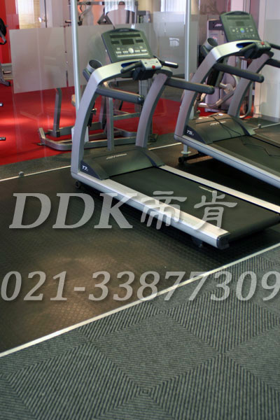 室內健身房運動地面材料(20)_深灰色樣板圖片,帝肯(DDK)_2000_3020(健身房地面鋪裝材料)效果圖 室內健身房運動地面材料(20)_深灰色樣板圖片,帝肯(DDK)_2000_3020(健身房地面鋪裝材料)效果圖,健身房pvc塑膠地板,健身房地墊,健身房地板,健身房地板膠,健身房地毯,健身房地膠,健身房橡膠地板,健身房防震地墊,運動地墊,運動地板,運動地膠