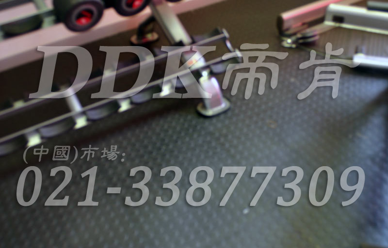 室內健身房運動地面材料(21)_深灰色樣板圖片,帝肯(DDK)_2000_3020(健身房地面鋪裝材料)效果圖 室內健身房運動地面材料(21)_深灰色樣板圖片,帝肯(DDK)_2000_3020(健身房地面鋪裝材料)效果圖,健身房pvc塑膠地板,健身房地墊,健身房地板,健身房地板膠,健身房地毯,健身房地膠,健身房橡膠地板,健身房防震地墊,運動地墊,運動地板,運動地膠