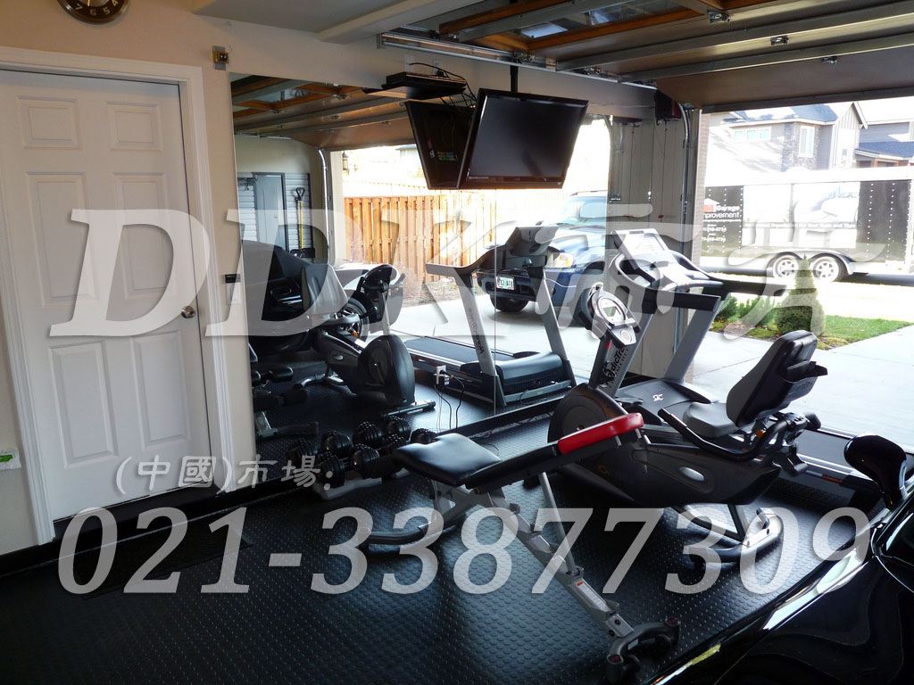 室內健身房運動地面材料(22)_黑色樣板圖片,帝肯(DDK)_2000_3020(健身房地面鋪裝材料)效果圖 室內健身房運動地面材料(22)_黑色樣板圖片,帝肯(DDK)_2000_3020(健身房地面鋪裝材料)效果圖,健身房pvc塑膠地板,健身房地墊,健身房地板,健身房地板膠,健身房地毯,健身房地膠,健身房橡膠地板,健身房防震地墊,運動地墊,運動地板,運動地膠