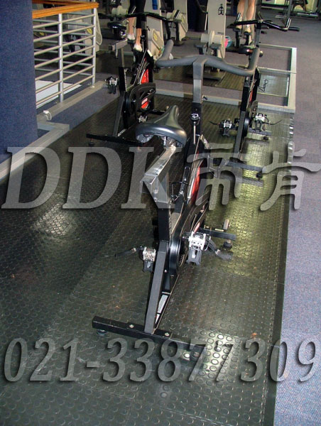 室內健身房運動地面材料(38)_深灰色樣板圖片,帝肯(DDK)_2000_3020(健身房地面鋪裝材料)效果圖 室內健身房運動地面材料(38)_深灰色樣板圖片,帝肯(DDK)_2000_3020(健身房地面鋪裝材料)效果圖,健身房pvc塑膠地板,健身房地墊,健身房地板,健身房地板膠,健身房地毯,健身房地膠,健身房橡膠地板,健身房防震地墊,運動地墊,運動地板,運動地膠