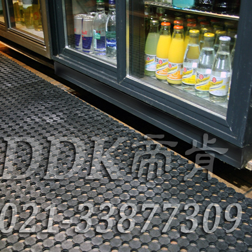 圓孔廚房橡膠防滑墊（4）_黑色樣板圖片,帝肯(DDK)_4500_798（廚房地板防滑材料）效果圖,廚房地墊,廚房橡膠墊,廚房地毯,廚房地膠,廚房防滑地墊,廚房防滑地毯,廚房防滑地磚,廚房防滑墊,后廚防滑墊,后廚用輸水墊,餐廳廚房專用地毯,食堂防滑墊,食堂用防滑地墊,食堂專用防滑地毯,餐廳防滑地墊