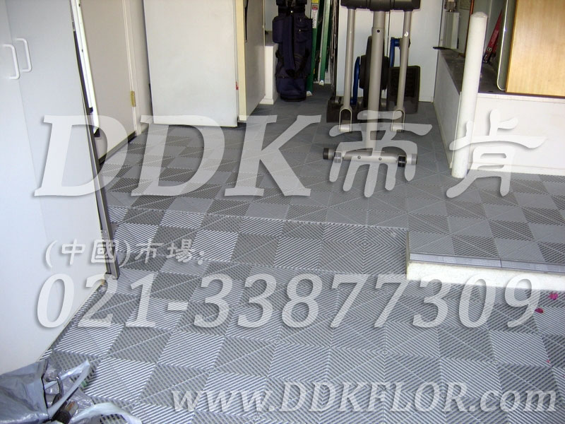 健身房器械區(qū)地面鋪裝材料_灰白組合（3）樣板圖片,帝肯(DDK)_8100_3020（地下室健身房地面地板材料）效果圖,健身房pvc塑膠地板,健身房地墊,健身房地板,健身房地板膠,健身房地毯,健身房地膠,健身房橡膠地板,健身房防震地墊,運動地墊,運動地板,運動地膠